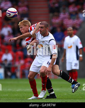 Calcio - Coca-Cola Football League One - Doncaster Rovers v Crewe Alexandra - Keepmoat Stadium. Adam Lockwood di Doncaster Rovers sfida Ryan Lowe di Crewe Alexandra Foto Stock