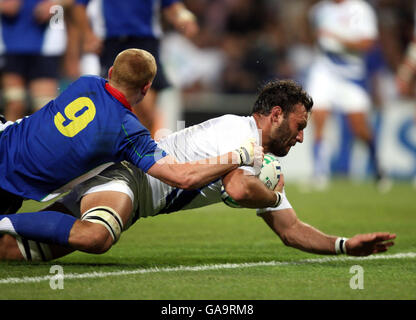 Rugby Union - IRB Coppa del mondo di Rugby 2007 - Pool D - Francia / Namibia - le Stade. Lionel Nallet in Francia si tuffa per segnare il quarto tentativo durante la partita di Coppa del mondo IRB al le Stade, Tolosa, Francia. Foto Stock