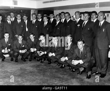 La squadra inglese per le finali della Coppa del mondo 1966: (Back row, l-r) John Connelly, George Cohen, Jack Charlton, Gerry Byrne, Roger Hunt, Ron Flowers, Geoff Hurst, Nobby Stiles, Norman Hunter (nascosto), Martin Peters, Ray Wilson, Gordon Banks, Ron Springett, Bobby Moore, Allenatore Harold Shepherdson, Peter Bonetti, direttore Alf Ramsay (prima fila, l-r) Jimmy Armfield, Jimmy Greaves, Alan Ball, Terry Paine, Ian Callaghan, Bobby Charlton, George Eastham Foto Stock