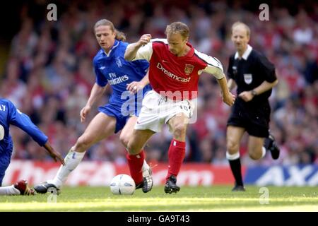 Dennis Bergkamp (r) dell'Arsenal è chiuso dall'Emmanuel di Chelsea Petit (l) Foto Stock