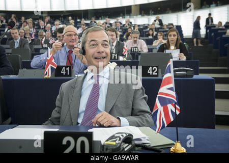 Strasburgo, Francia. 02Luglio, 2014. Nigel Farage, membro britannico del Parlamento europeo e leader del partito per l'indipendenza del Regno Unito (UKIP), assiste il secondo giorno della sessione plenaria al Parlamento europeo sede a Strasburgo, Francia su 02.07.2014 | in tutto il mondo di utilizzo © dpa/Alamy Live News Foto Stock