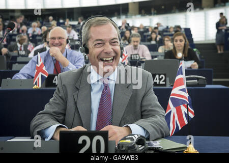 Strasburgo, Francia. 02Luglio, 2014. Nigel Farage, membro britannico del Parlamento europeo e leader del partito per l'indipendenza del Regno Unito (UKIP), assiste il secondo giorno della sessione plenaria al Parlamento europeo sede a Strasburgo, Francia su 02.07.2014 | in tutto il mondo di utilizzo © dpa/Alamy Live News Foto Stock