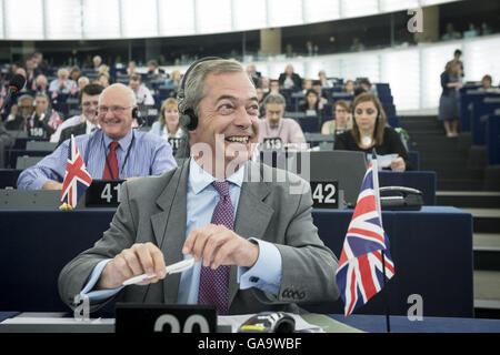 Strasburgo, Francia. 02Luglio, 2014. Nigel Farage, membro britannico del Parlamento europeo e leader del partito per l'indipendenza del Regno Unito (UKIP), assiste il secondo giorno della sessione plenaria al Parlamento europeo sede a Strasburgo, Francia su 02.07.2014 | in tutto il mondo di utilizzo © dpa/Alamy Live News Foto Stock