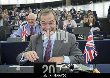 Strasburgo, Francia. 02Luglio, 2014. Nigel Farage, membro britannico del Parlamento europeo e leader del partito per l'indipendenza del Regno Unito (UKIP), assiste il secondo giorno della sessione plenaria al Parlamento europeo sede a Strasburgo, Francia su 02.07.2014 | in tutto il mondo di utilizzo © dpa/Alamy Live News Foto Stock