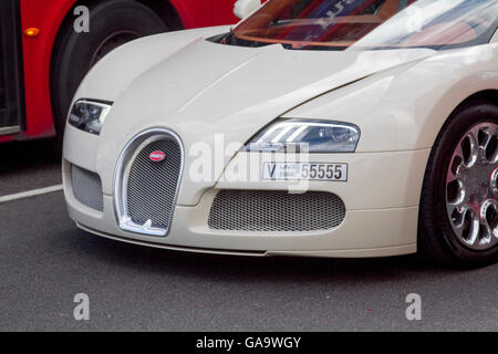 Londra, UK. Il 3 agosto 2016. Un beige Bugatti auto sportiva con Dubai targhe in Knightsbridge di Londra: Credito amer ghazzal/Alamy Live News Foto Stock