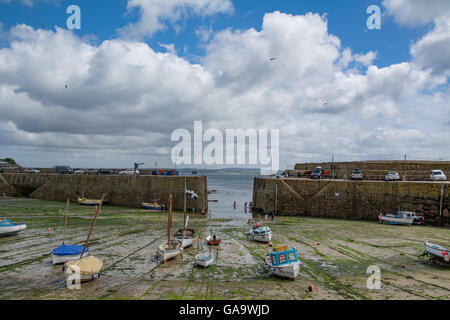 Mousehole, Cornwall, Regno Unito. 4 agosto 2016. Regno Unito Meteo. Dopo una settimana di bagnato, il sole inizia a brillare su South West Cornwall. Credito: Simon Maycock/Alamy Live News Foto Stock