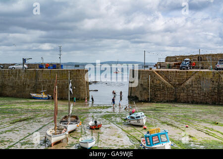 Mousehole, Cornwall, Regno Unito. 4 agosto 2016. Regno Unito Meteo. Dopo una settimana di bagnato, il sole inizia a brillare su South West Cornwall. Credito: Simon Maycock/Alamy Live News Foto Stock