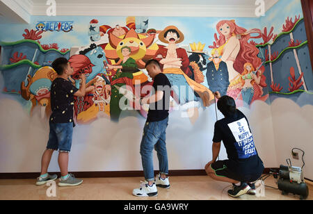 (160804) -- TAIYUAN, e il Agosto 4, 2016 (Xinhua) -- Wang Fei (L), Zhu Chang (C) e Yao Yan, lavorare su una parete la pittura a Taiyuan, nel nord della Cina di nella provincia di Shanxi, e il Agosto 4, 2016. Yao Yan, insieme con Zhu Chang e Wang Fei, avviato un murale studio dopo la laurea. Essi hanno cercato di diversificare gli stili diversi di dipinti per i clienti. (Xinhua/Cao Yang) (wyl) Foto Stock