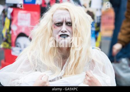 Edimburgo, Scozia, Regno Unito. 04 Ago, 2016. Artisti di strada su High Street (Royal Mile) al Edinburgh Fringe. Kaitlin Cliber eseguendo in Dark Nord e affamati e Jane hanno viaggiato per la frangia dalla roccia scivolosa Pensylvania Credito: Richard Dyson/Alamy Live News Foto Stock