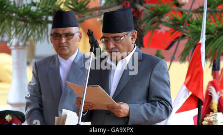 Kathmandu, Nepal. Il 4° agosto 2016. Il Nepal il neo eletto primo ministro Pushpa Kamal Dahal (anteriore) parla al giuramento-tenendo cerimonia al Palazzo presidenziale di Kathmandu, Nepal, e il Agosto 4, 2016. Il Nepal il neo eletto primo ministro Pushpa Kamal Dahal, anche noto come Prachanda, ha prestato giuramento di office e il segreto dal Presidente Bidya Devi Bhandari, giovedì. © Sunil Sharma/Xinhua/Alamy Live News Foto Stock