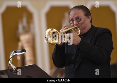 Cesky Krumlov, Repubblica Ceca. 04 Ago, 2016. Musicista jazz Arturo Sandoval, accompagnato da sud Filarmonica Ceca, suona al Festival Internazionale della Musica di Cesky Krumlov, Repubblica Ceca, 4 agosto 2016. © Vaclav Pancer/CTK foto/Alamy Live News Foto Stock