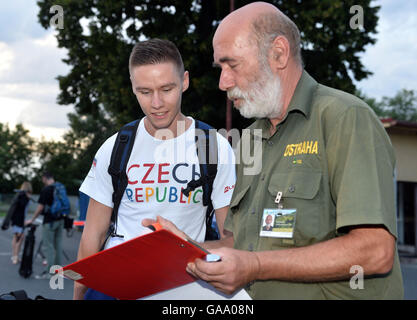 Praga, Repubblica Ceca. 04 Ago, 2016. Atleta Pavel Maslak a sinistra, con la terza parte della CECA team olimpico si discosta per la prossima edizione dei Giochi Olimpici a Rio de Janeiro da Praga, Repubblica Ceca, il 4 agosto 2016. © Katerina Sulova/CTK foto/Alamy Live News Foto Stock