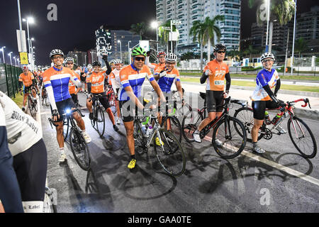 Rio de Janeiro, Brasile. Il 4° agosto 2016. Un gruppo di brasiliani i ciclisti dilettanti attendere a un semaforo rosso vicino al Parco Olimpico di barra prima del Rio 2016 Giochi Olimpici di Rio de Janeiro, Brasile, 4 agosto 2016. Rio 2016 Giochi Olimpici avranno luogo dal 05 al 21 agosto. Foto: Felix Kästle/dpa/Alamy Live News Foto Stock