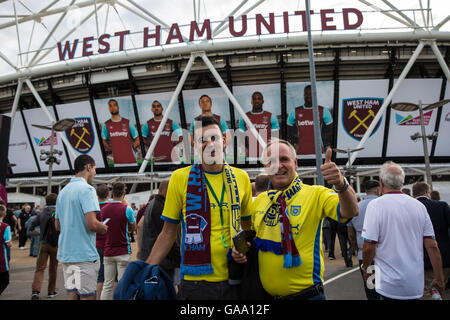 Londra, Regno Unito. 4° agosto 2016. Gli appassionati di NK Domzale di Slovenia arrivare nello Stadio Olimpico di Stratford, ora noto come il London Stadium, per il West Ham United inaugurale del gioco ci dopo il loro trasferimento dal Boleyn Ground di Upton Park. West Ham United ha vinto l'Europa League terzo turno di qualificazione corrispondono 3-0. Credito: Mark Kerrison/Alamy Live News Foto Stock