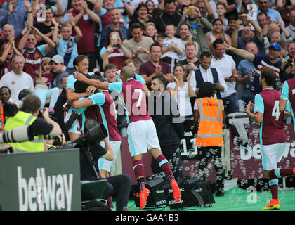 Stadio Olimpico, Londra, Regno Unito. 04 Ago, 2016. Europa League Calcio qualifica seconda gamba. West Ham versus NK Domzale. West Ham United capitano Marco Nobile, West Ham United scontrino Andy Carroll e West Ham United's Sofiane Feghouli celebrare West Ham United centrocampista Cheikhou Kouyaté obiettivo, il primo a Londra Stadium Credito: Azione Sport Plus/Alamy Live News Foto Stock