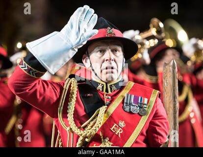 Edimburgo, Scozia, Regno Unito. 5 agosto 2016. Royal Edinburgh Tattoo militare al Castello di Edimburgo Credito: Richard Dyson/Alamy Live News Foto Stock