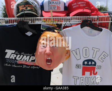 Daytona Beach, Florida, Stati Uniti. Il 3 agosto, 2016. Cappelli, t-shirt e un Donald Trump maschera facciale sono esposti per la vendita come persone di attendere in linea per ascoltare il repubblicano candidato presidenziale Donald Trump parlare a una campagna al rally Ocean Center Convention Center in Daytona Beach, Florida il 3 agosto 2016. Credito: Paul Hennessy/Alamy Live News Foto Stock