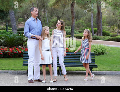 Mallorca, 04-08-2016 re Felipe, Regina Letizia, Principessa Leonor e la Principessa Sofía la famiglia reale spagnola rappresentano per la stampa al Palazzo Marivent in Palma de Mallorca. RPE/Albert Nieboer// - nessun filo SERVICE - Foto Stock