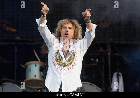 Wacken, Germania. Il 4° agosto 2016. David Coverdale, cantante con la band britannica Whitesnake, sul palco del Wacken Open Air Festival in Wacken, Germania, 4 agosto 2016. 75.000 tifosi sono presenti a ciò che dicono gli organizzatori è la più grande heavy metal festival in tutto il mondo. Foto: Axel HEIMKEN/DPA/Alamy Live News Foto Stock