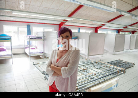 Sumte, Germania. 1 agosto, 2016. Mandy Thoms, manager dell'emergenza il centro di accoglienza per i rifugiati, raffigurato in un dormitorio a centro, Sumte, Germania, 1 agosto 2016. Il villaggio con una popolazione di appena 102 colpito i titoli nell'autunno dello scorso anno, dopo più di 700 rifugiati sono stati alloggiati lì. Inizialmente, il numero è detto di essere stato così elevata come 1.000. Attualmente solo circa 20 rifugiati restano in Sumte. Foto: Philipp Schulze/dpa/Alamy Live News Foto Stock