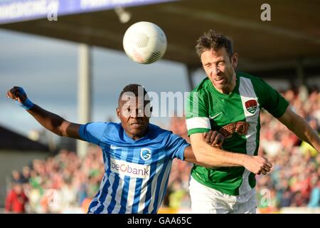 Cork, Irlanda. 04 Ago, 2016. UEFA Europa League calcio giro di qualifica. La città di Cork versus Racing Genk. Alleato Mbwana Samatta avanti di KRC Genk e Bennett di sughero a contestare la testata © Azione Sport Plus/Alamy Live News Foto Stock