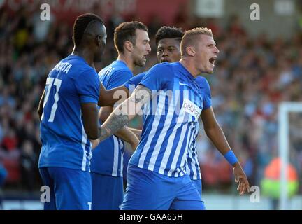 Cork, Irlanda. 04 Ago, 2016. UEFA Europa League calcio giro di qualifica. La città di Cork versus Racing Genk. Sebastien Dewaest difensore del KRC Genk festeggia con i compagni di squadra dopo il punteggio per 2-0 in 41minuti © Azione Sport Plus/Alamy Live News Foto Stock