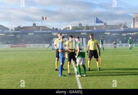 Cork, Irlanda. 04 Ago, 2016. UEFA Europa League calcio giro di qualifica. Thomas BUFFEL capitano di KRC Genk e John Dunleavy capitano della città Corki lanciano la moneta all'inizio del gioco © Azione Sport Plus/Alamy Live News Foto Stock