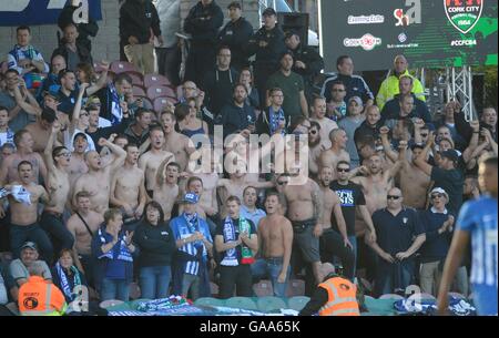 Cork, Irlanda. 04 Ago, 2016. UEFA Europa League calcio giro di qualifica. La città di Cork versus Racing Genk. Gli appassionati di Genk ottenere animato come la loro squadra va avanti © Azione Sport Plus/Alamy Live News Foto Stock