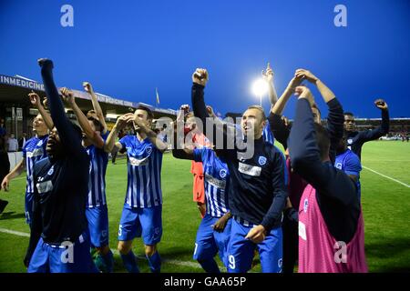 Cork, Irlanda. 04 Ago, 2016. UEFA Europa League calcio giro di qualifica. La città di Cork versus Racing Genk. Sebastien Dewaest difensore del KRC Genk festeggia con i compagni di squadra dopo aver vinto il gioco e la barra di progresso per il prossimo round © Azione Sport Plus/Alamy Live News Foto Stock