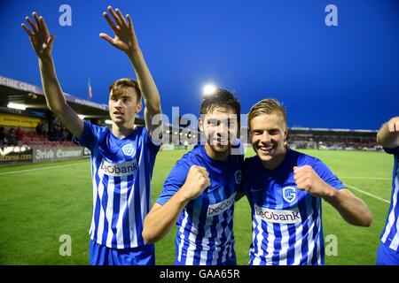 Cork, Irlanda. 04 Ago, 2016. UEFA Europa League calcio giro di qualifica. La città di Cork versus Racing Genk. Sandy Walsh difensore del KRC Genk festeggia con i compagni di squadra dopo aver vinto il gioco © Azione Sport Plus/Alamy Live News Foto Stock