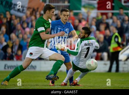 Cork, Irlanda. 04 Ago, 2016. UEFA Europa League calcio giro di qualifica. La città di Cork versus Racing Genk. Leandro Trossard avanti di KRC Genk prende la palla passato McNulty in sughero obiettivo © Azione Sport Plus/Alamy Live News Foto Stock