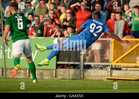 Cork, Irlanda. 04 Ago, 2016. UEFA Europa League calcio giro di qualifica. La città di Cork versus Racing Genk. Neeskens Kebano avanti di KRC Genk con un lungo intervallo shot passato dfender Bolger di sughero © Azione Sport Plus/Alamy Live News Foto Stock