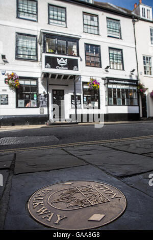 Eton, UK. 5 agosto 2016. Un bronzo roundel marcatore per l'Eton marciapiede fuori la corona e il cuscino pub che denota il Re della scuderia. Il due-miglio passaggio pedonale collega 18 punti significativi di interesse intorno alla città storica. Credito: Mark Kerrison/Alamy Live News Foto Stock