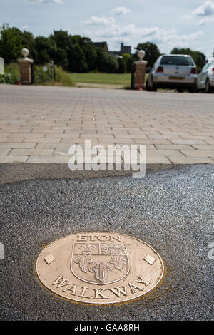 Eton, UK. 5 agosto 2016. Un bronzo roundel marcatore per l'Eton passerella al di fuori dell'Eton Museo delle Antichità (con il Castello di Windsor e oltre). Il due-miglio passaggio pedonale collega 18 punti significativi di interesse intorno alla città storica. Credito: Mark Kerrison/Alamy Live News Foto Stock