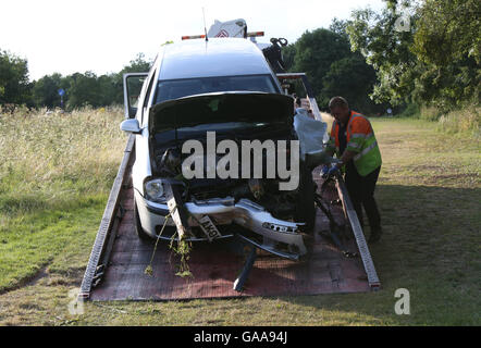 Egham, Surrey, Regno Unito. 5 agosto 2016. La A308 Windsor Road in Egham era chiuso il venerdì sera e la polizia ha affrontato una grave collisione in cui un veicolo inserito il fiume il veicolo lasciato la A308 vicino a Egham venerdì sera gli automobilisti hanno detto di evitare il A308 Windsor Road in Egham dopo un grave incidente. Surrey la polizia ha segnalato un veicolo coinvolto nell'incidente aveva lasciato la strada ed è entrato il fiume. Lunghi ritardi erano attese in ed intorno alla zona come l'incidente è stato affrontato. Credito: uknip/Alamy Live News Foto Stock