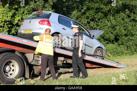 Egham, Surrey, Regno Unito. 5 agosto 2016. La A308 Windsor Road in Egham era chiuso il venerdì sera e la polizia ha affrontato una grave collisione in cui un veicolo inserito il fiume il veicolo lasciato la A308 vicino a Egham venerdì sera gli automobilisti hanno detto di evitare il A308 Windsor Road in Egham dopo un grave incidente. Surrey la polizia ha segnalato un veicolo coinvolto nell'incidente aveva lasciato la strada ed è entrato il fiume. Lunghi ritardi erano attese in ed intorno alla zona come l'incidente è stato affrontato. Credito: uknip/Alamy Live News Foto Stock