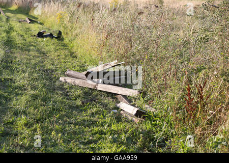 Egham, Surrey, Regno Unito. 5 agosto 2016. La A308 Windsor Road in Egham era chiuso il venerdì sera e la polizia ha affrontato una grave collisione in cui un veicolo inserito il fiume il veicolo lasciato la A308 vicino a Egham venerdì sera gli automobilisti hanno detto di evitare il A308 Windsor Road in Egham dopo un grave incidente. Surrey la polizia ha segnalato un veicolo coinvolto nell'incidente aveva lasciato la strada ed è entrato il fiume. Lunghi ritardi erano attese in ed intorno alla zona come l'incidente è stato affrontato. Credito: uknip/Alamy Live News Foto Stock