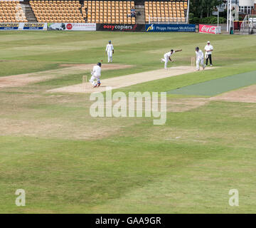 Northampton, Regno Unito. 05 Ago, 2016. La Sri Lanka bowler, Kumara, in azione il quarto giorno della international U19 partita di cricket tra Inghilterra e Sri Lanka al County Ground, Northampton il 5 agosto 2016; Sri Lanka ha vinto da sette wickets e Kumara ha avuto undici wickets (sette nel primo inning e quattro nel secondo inning). Credito: miscellanea/Alamy Live News Foto Stock