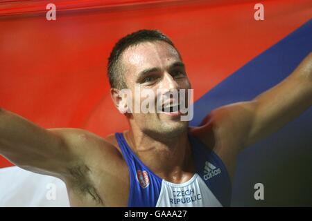 Atletica - Campionati mondiali di atletica IAAF - Osaka 2007 - Stadio Nagai. La Sebrle romana della Repubblica Ceca celebra la vittoria dell'oro nel Decathlon dopo aver completato i 1500 metri degli uomini Foto Stock