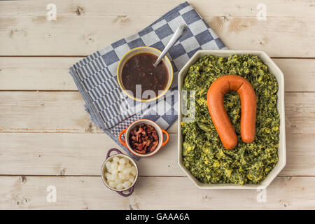 Tipico piatto olandese boerenkool con cavolo riccio, purè di patate, salsicce e pancetta Foto Stock