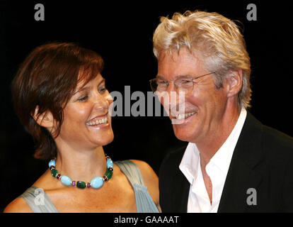 AP OUT: Richard Gere e sua moglie Carey Lowell arrivano per la prima del film 'il Partito della Caccia', durante il Festival del Cinema di Venezia in Italia. Foto Stock