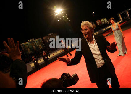 AP OUT: Richard Gere e sua moglie Carey Lowell (sfondo a destra) in prima assoluta per il film 'la Caccia Party', al Festival del Cinema di Venezia in Italia. Foto Stock