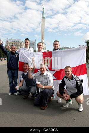 Tifosi dell'Irlanda del Nord al Monumento della libertà, nel centro di riga, Lettonia prima della partita di qualificazione del Campionato europeo UEFA allo Stadio Skonto, riga, Lettonia. Foto Stock