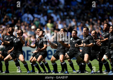 La Nuova Zelanda esegue la danza tradizionale Haka prima della partita della Coppa del mondo di rugby IRB allo Stade Velodrome, Marsiglia, Francia. Foto Stock