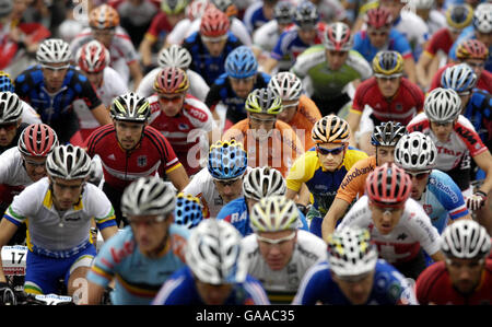 Foto STANDALONE. I concorrenti prendono parte all'Elite Men's Cross Country durante gli UCI Mountain Bike Trials World Championships 2007, vicino a Fort William, Scozia Foto Stock