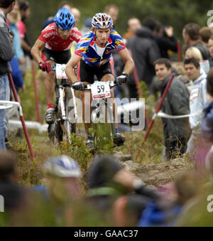 Foto STANDALONE. Mannie Heymans (fronte) compete parte nell'Elite Men's Cross Country durante gli UCI Mountain Bike Trials World Championships 2007, vicino Fort William, Scozia Foto Stock