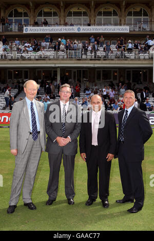 L-R: David Stewart, Presidente del Surrey, Amministratore Delegato del Surrey County Cricket Club Paul Sheldon, Presidente di Arora International Hotels Surinder Arora ed ex cricketer del Surrey e dell'Inghilterra Alec Stewart. Foto Stock