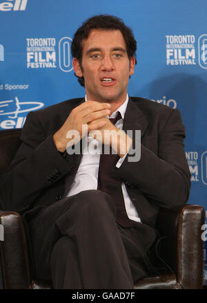 Ap OUT Clive Owen durante una conferenza stampa per il nuovo film Elizabeth:The Golden Age al Sutton Hotel di Toronto, Canada, durante il Toronto International Film Festival. Data foto: Domenica 9 settembre 2007. Il credito fotografico deve essere: Ian West/PA Wire Foto Stock