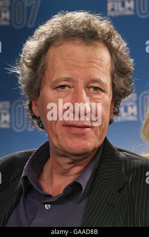 Geoffrey Rush durante una conferenza stampa per il nuovo film Elizabeth:The Golden Age al Sutton Hotel di Toronto, Canada, durante il Toronto International Film Festival. Data immagine: Domenica 9 settembre 2007. Il credito fotografico dovrebbe essere: Ian West/PA Wire Foto Stock