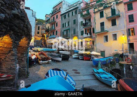 Barche da pesca tirata per la notte a Riomaggiore dell'Italia Cinque Terre al crepuscolo. Foto Stock